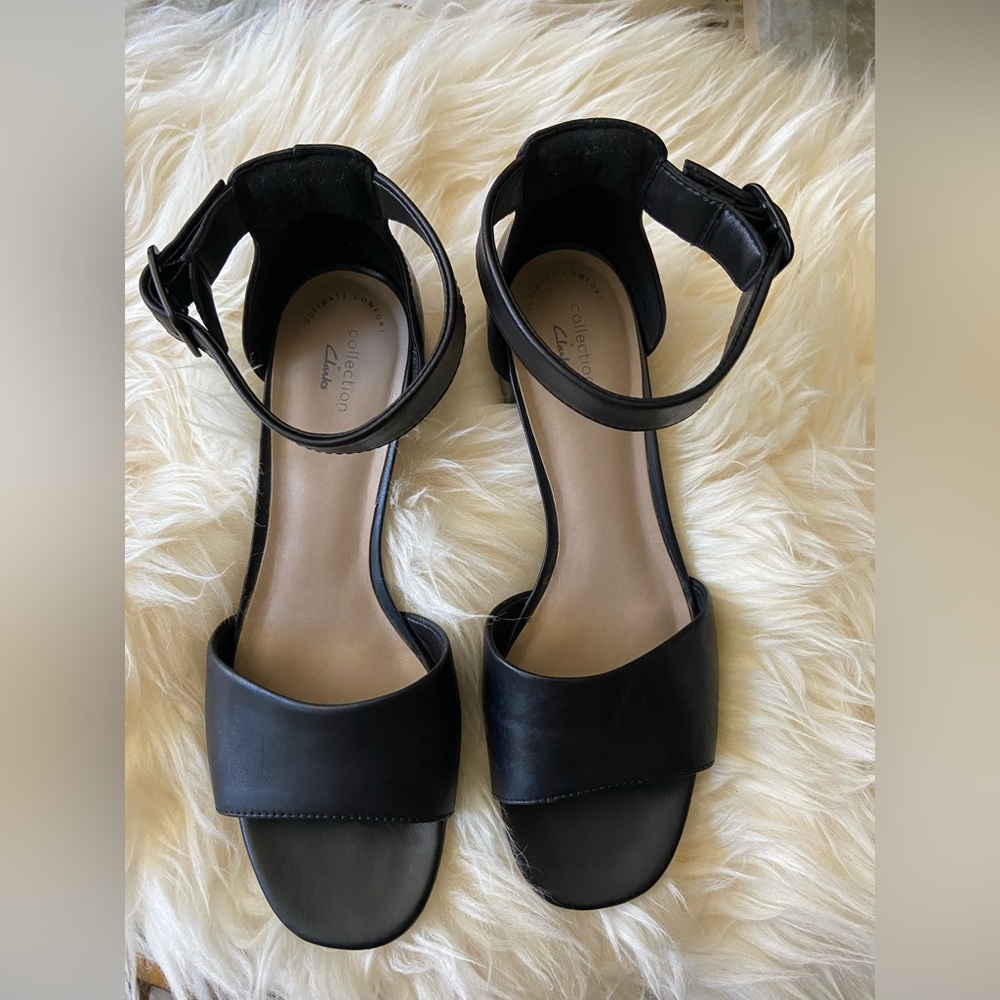 Clarks Collection basic black sandal heel